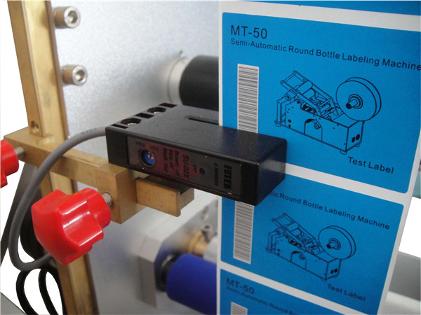 Semi automatic vertical round bottle labeling machine