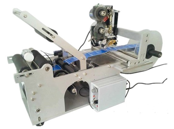 Полуавтоматическая этикетка-наклейка на круглую бутылку с принтером кода